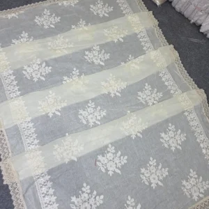 ক্রিম রঙের চার ফুলের ডিজাইন
